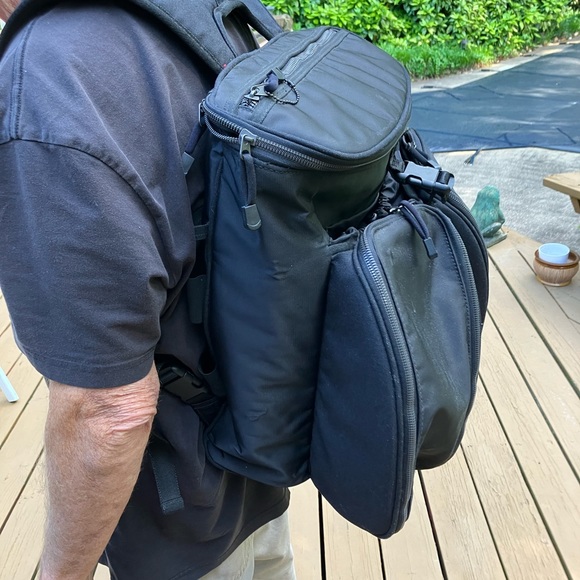 Huge Banana Republic backpack w/tons of storage.Great for travel/hiking/camping. - Picture 4 of 11